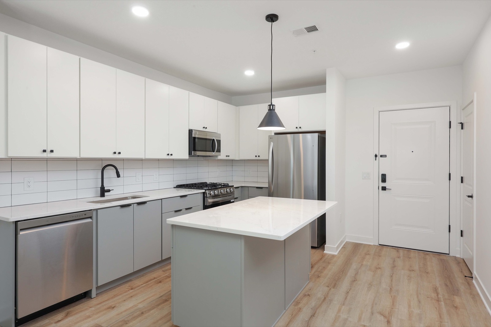 Open kitchen with full appliance suite in a 1BR apartment at The Arthur in Carteret NJ